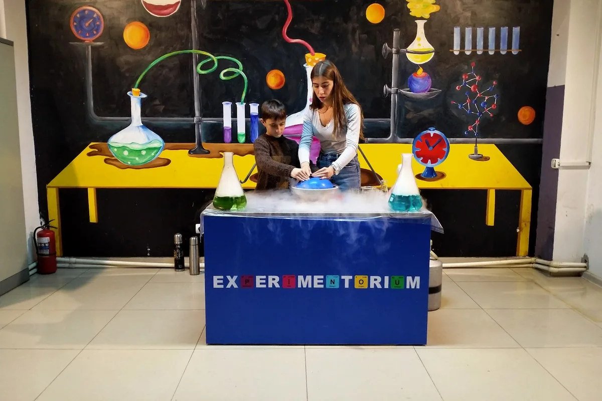 Science demonstration table at Experimentorium