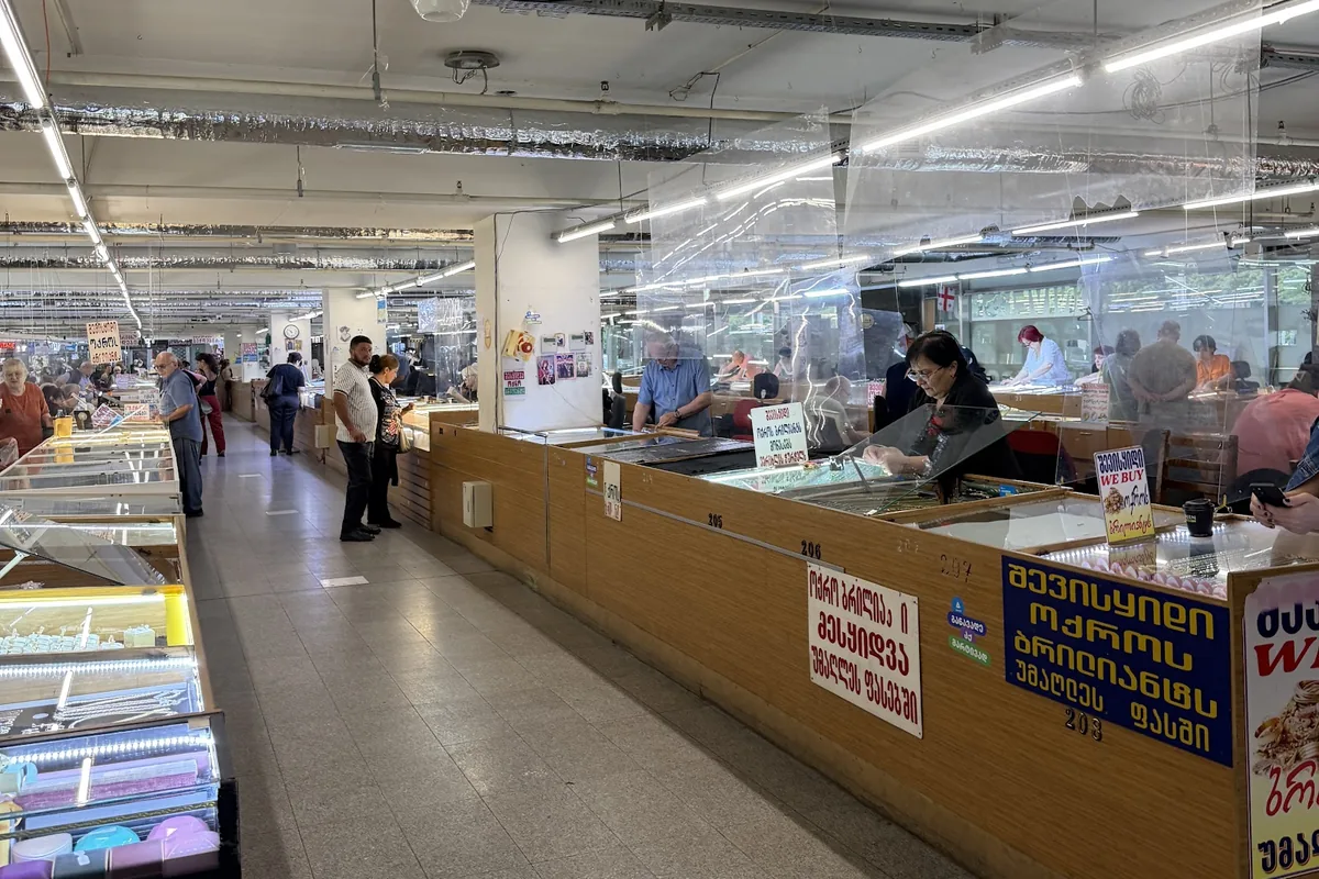 Rows of jewelers' counters and display cases in the hall of the Gold Market