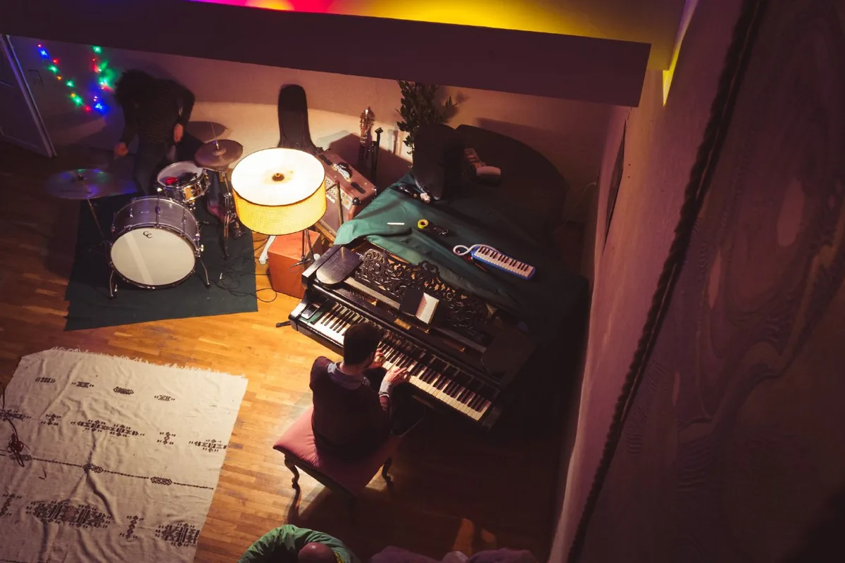 A grand piano, a drum kit and a lamp in the apartment concert room at Ikalto Micro Art Residence, seen from above