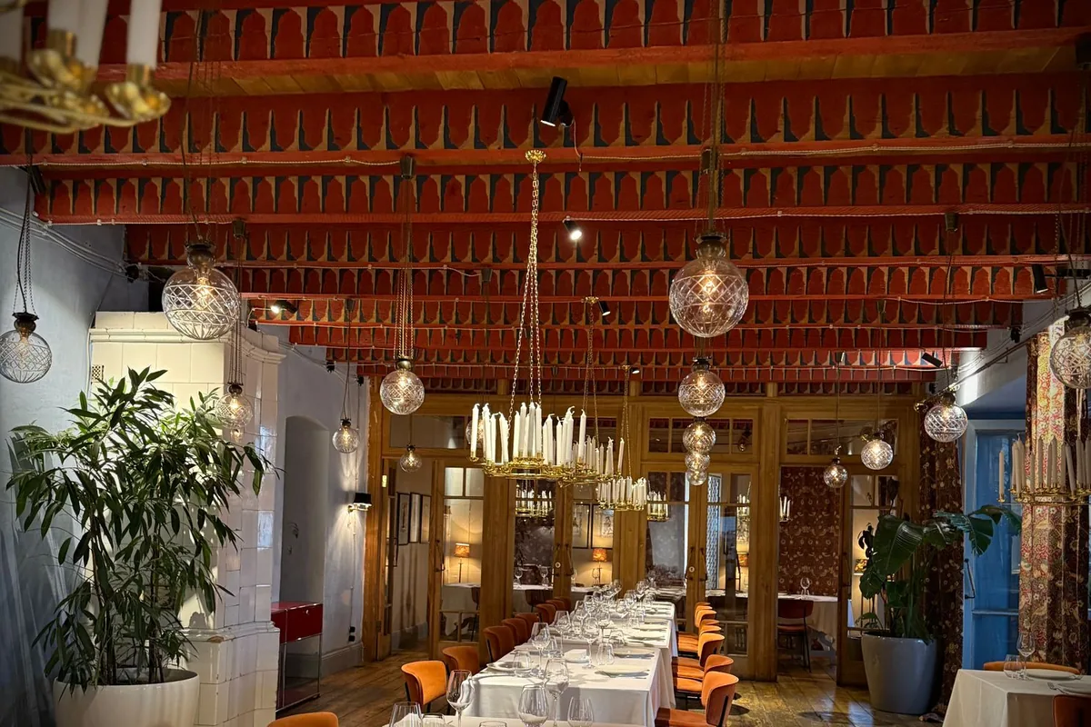 Long dining room under a wooden ceiling at Keto and Kote