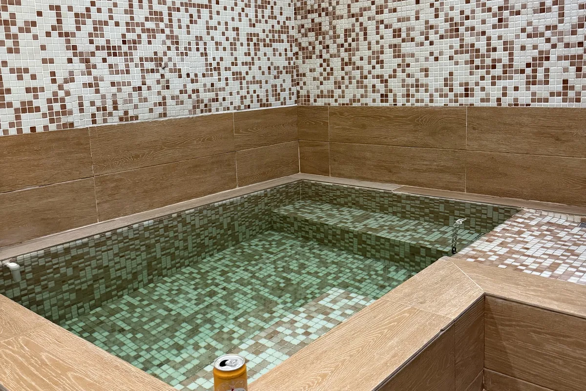 Tiled sulfur pool in a private room at the Kiev Sulfur Bath
