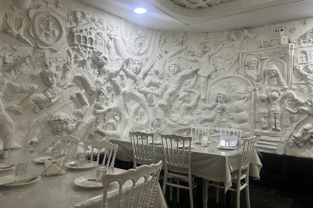 Dining room with white plaster reliefs at Mapshalia