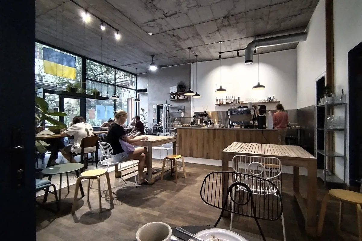 Cafe room with big windows at Pulp in Vera