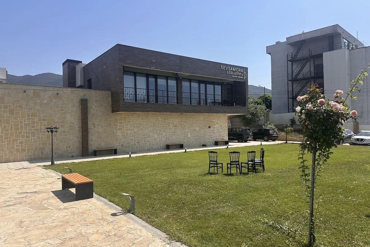 Sevsamora's winery building and lawn in Saguramo