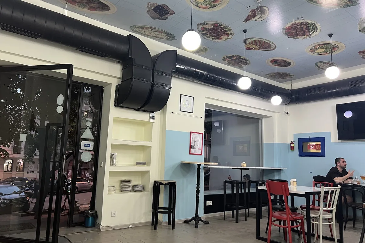 Dining room with a painted-plate ceiling at Shemomechama on Mtskheta Street in Vake
