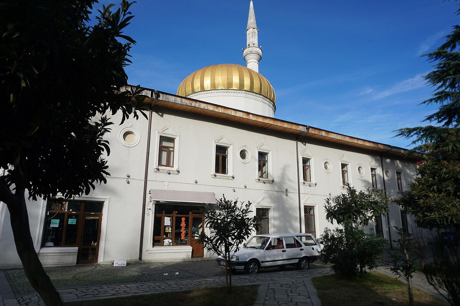 Orta Jame, Batumi's central mosque, a white two-storey building with a gold dome and a white minaret