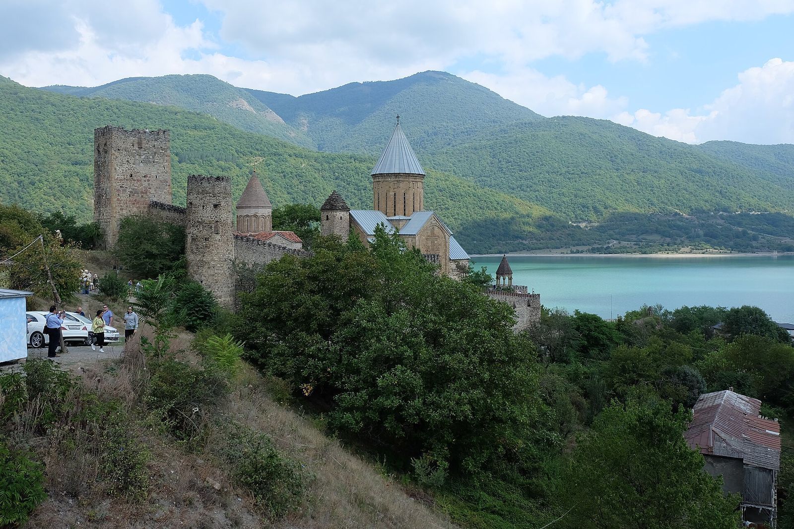 The scenery on the road to Kazbegi/ Stepsandminda is to die for! Just a few kilometres past the Jinvali/ Zhinvali water reservoir is another lake with the