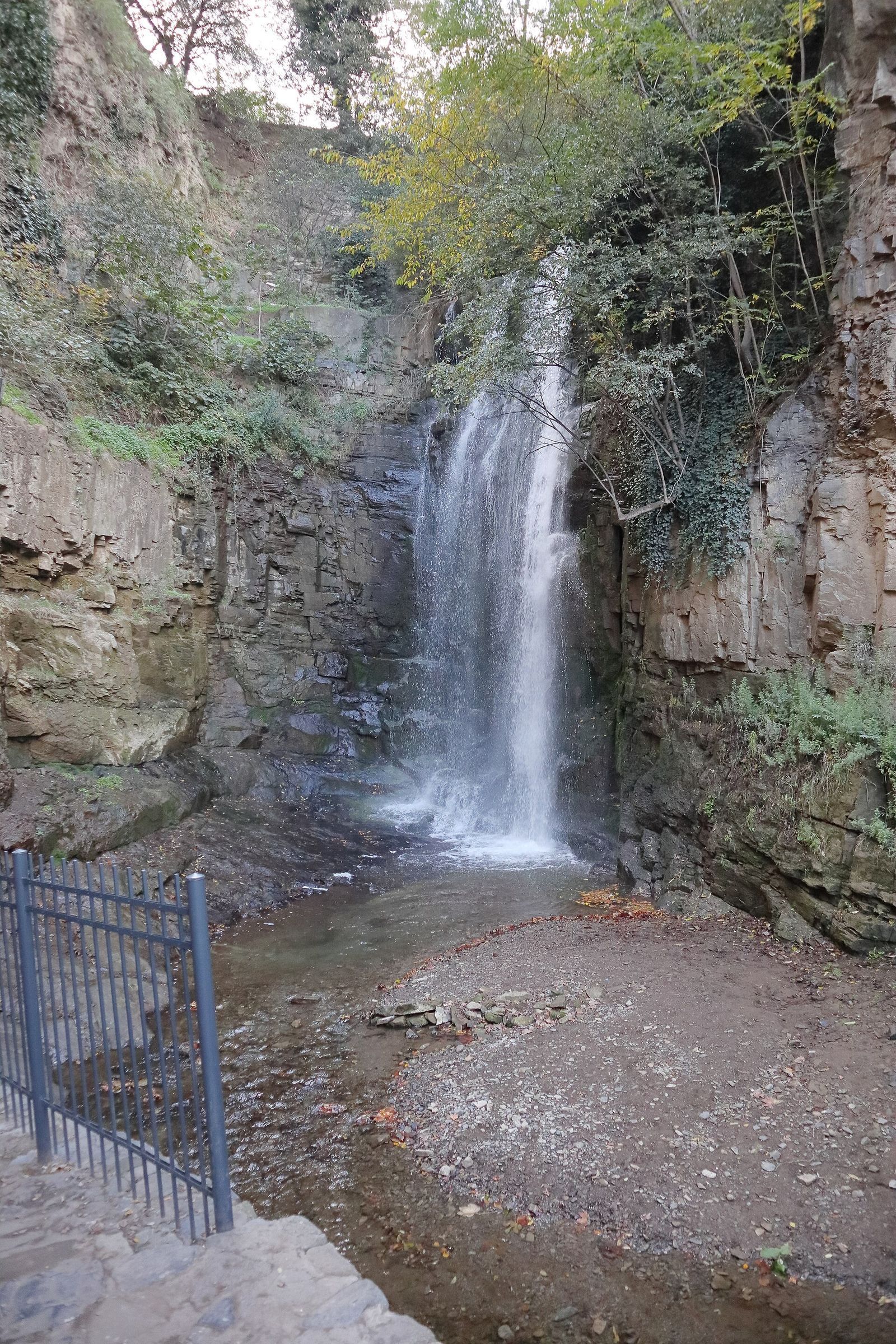 The Leghvtakhevi waterfall pouring down a rock wall at the end of the gorge behind the Abanotubani baths