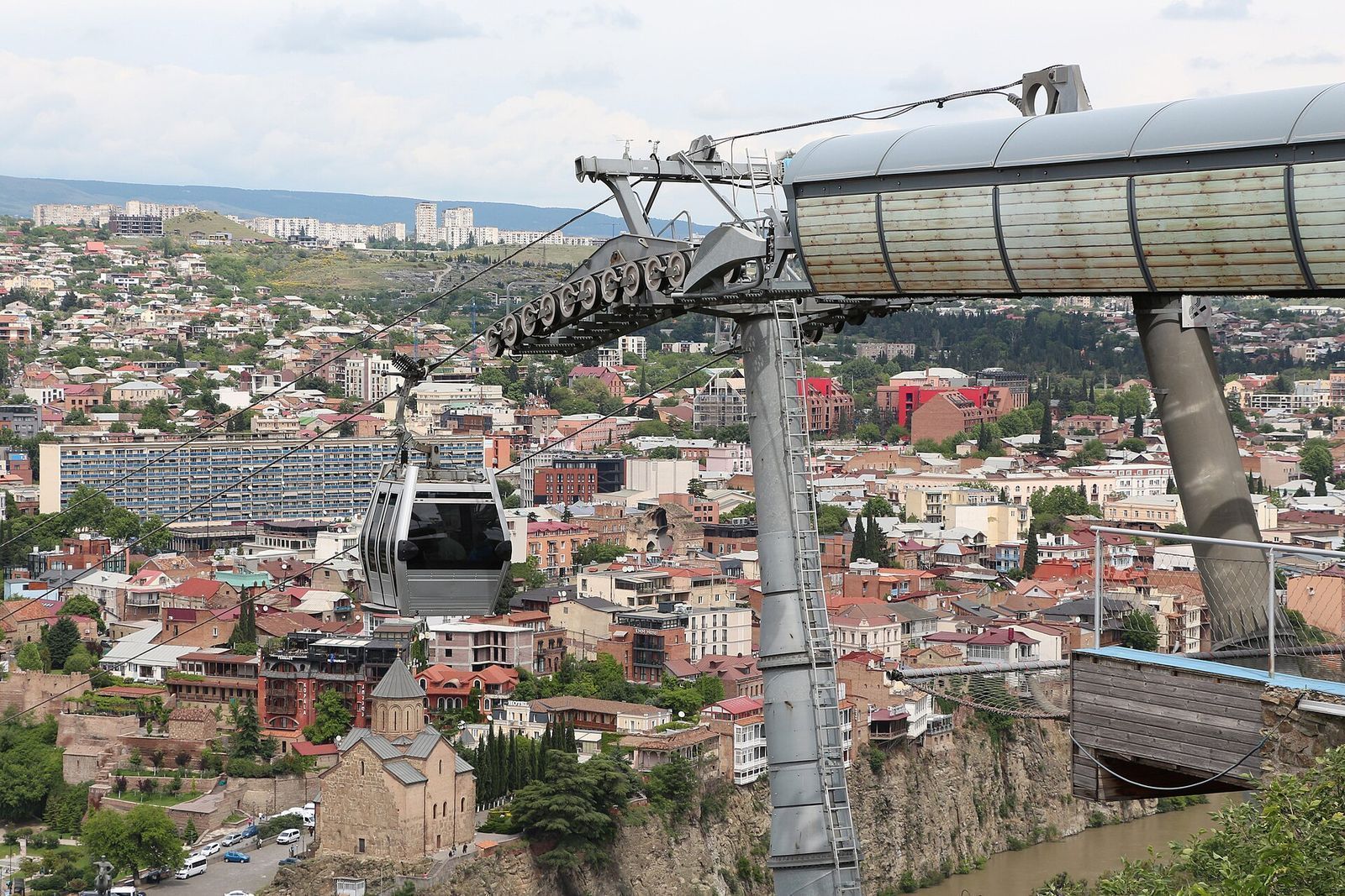 A cabin of the Rike to Narikala cable car above Metekhi Church and the Avlabari cliff, seen from the upper station