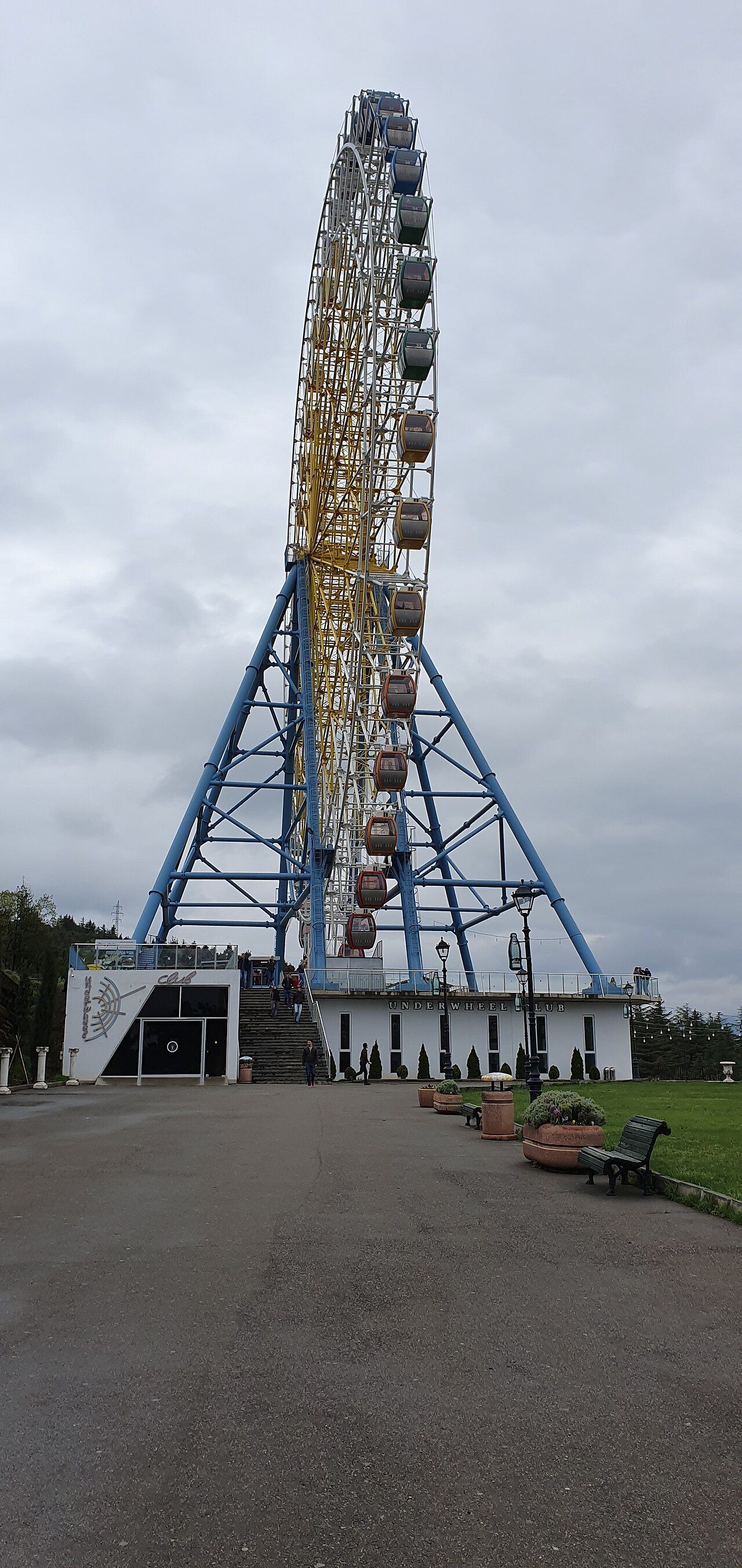 The Underwheel Club at the foot of the Ferris wheel in Mtatsminda Park